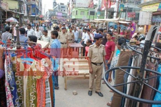 Vendors encroaches footpath leading to traffic risk Vendors encroaches footpath leading to traffic risk